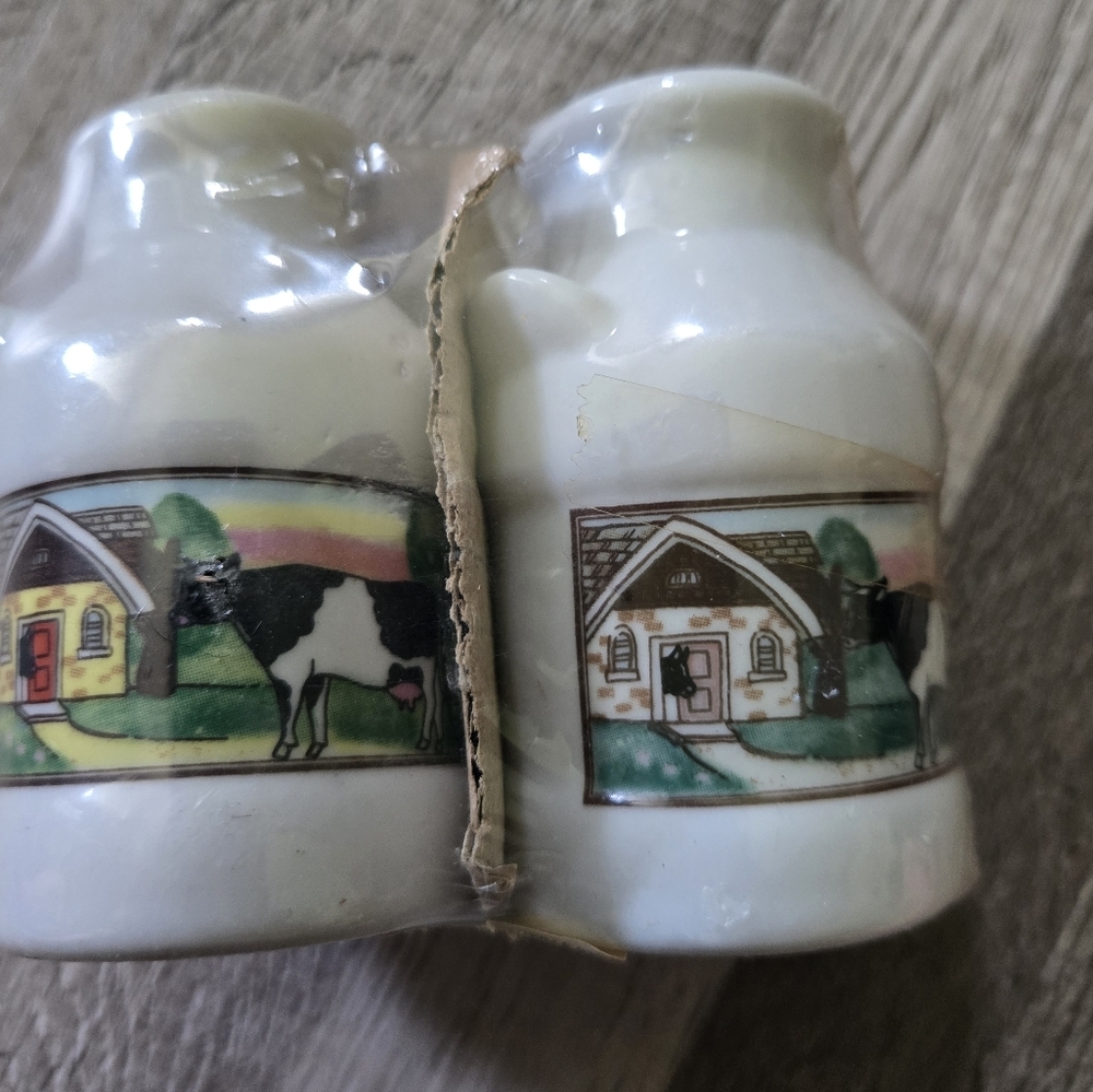 Sabre Dairy Farmhouse Ceramic Salt and Pepper Shakers Farmhouse Country Chic - Picture 2 of 7
